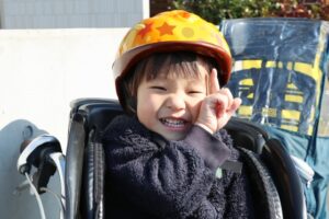 Kid riding in a car bicycle seat 自転車用チャイルドシートに乗ってピースする子供