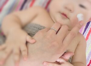 applying cream to baby 赤ちゃんにクリームを塗っている